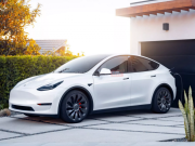 Beba na 38 stepeni ostala zarobljena u Tesli zbog prazne baterije