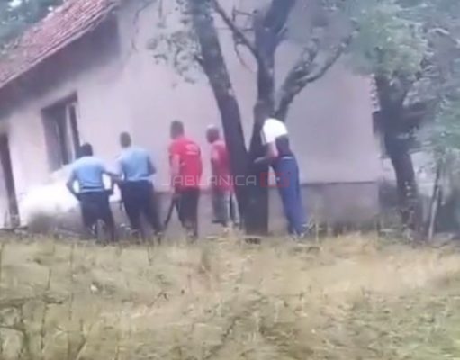 Kraj drame u Nevesinju: Policajci ubili migranta koji je bacao bombe i pucao iz napuštene kuće