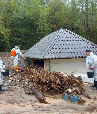 Konjički zdravstveni radnici u Jablanici u borbi protiv zaraznih bolesti nakon poplava