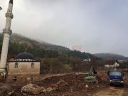 Udruženje Pomozi.ba pomaže u raščišćavanju lokaliteta kod džamije u Donjoj Jablanici