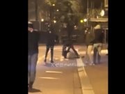 (VIDEO)Navijači iz Izraela pretučeni i bačeni u rijeku u Amsterdamu nakon što su sa terase skinuli zastavu Palestine