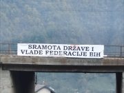 Protestna šetnja u Donjoj Jablanici: Transparent na cesti M17 poziva na akciju