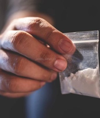JABLANICA: Pripadnicima policije predao jednu pvc vrećicu u kojoj se nalazio veći grumen bijele praškaste tvari