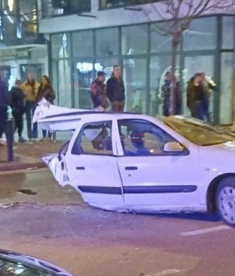 (VIDEO)Jezive slike sa mjesta nesreće: Auto presječen na dva dijela od siline udarca