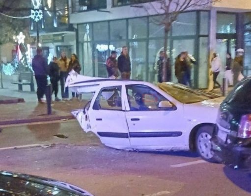 (VIDEO)Jezive slike sa mjesta nesreće: Auto presječen na dva dijela od siline udarca