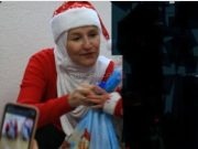 IZAZVALA LAVINU REKACIJA: Vijećnica sa hidžabom obučena u Djeda mraza dijelila paketiće djeci u školi