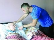 (VIDEO)ZA POHVALU:Ovaj čovjek godinama besplatno pomaže starim i bolesnim licima