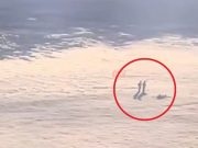 (BIZARAN VIDEO)Iz aviona snimio misteriozne likove na oblaku: ‘Nije moguće da su to ljudi?’