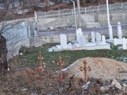 (FOTO)PROVOKACIJE: U muslimanskom mezarju u selu kod Srebrenice postavljeni krstovi