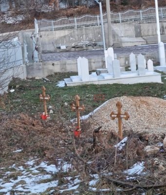 (FOTO)PROVOKACIJE: U muslimanskom mezarju u selu kod Srebrenice postavljeni krstovi