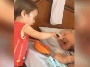 (VIDEO)Dirljiva snimka dječaka koji hrani nepokretnog djeda rastopila je milione srca