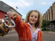 (VIDEO)Dvije osobe nudile slatkiše djevojčici u Mostaru, komšija na svu sreću spriječio najgori scenarij