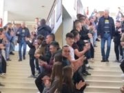 (VIDEO)Ovo će pamtiti do kraja života: Učenici u BiH priredili dirljiv ispraćaj omiljenom domaru