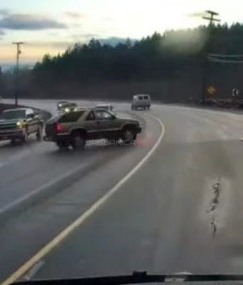 (VIDEO)Čudo na cesti: Nevidljiva ruka pomogla vozaču da izbjegne težak sudar
