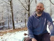 (VIDEO)Slučaj iz bh. komšiluka: Prodao firmu, podijelio sav novac i otišao da živi u šumu