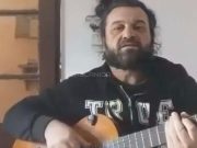 Srbin uz gitaru otpjevao ilahiju i oduševio vjernike muslimane! “Ovo je moja poruka mira i ljubavi.” (VIDEO)