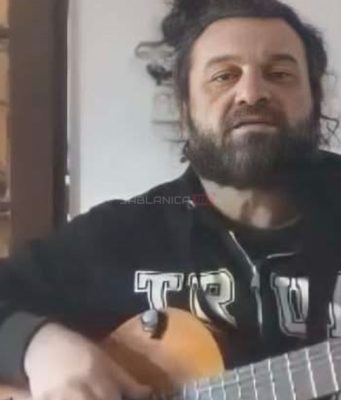 Srbin uz gitaru otpjevao ilahiju i oduševio vjernike muslimane! “Ovo je moja poruka mira i ljubavi.” (VIDEO)