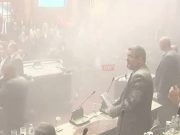 (VIDEO)Poslanici gađali jajima Anu Brnabić i ministre: Nastavlja se haos u Srbiji