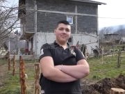 Dok svi bježe u grad Elvedin bira selo: “Ima ih neće da pomognu, samo stari daj 50KM i on ode trošit..”