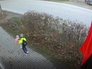 Užasna tragedija: Kamion pregazio djevojčicu koja je pobjegla iz ruku pijane majke(VIDEO)