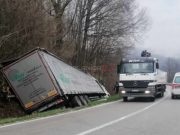 Strašna nezgoda u Prozoru: Kamion se otisnuo sa parkinga,vozač dva sata bio zarobljen pod pritiskom kamiona