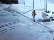 Nadzorna kamera snimila užas: Otac i dvije kćerke stradali u obrušavanju tla na autopraonicu(VIDEO)