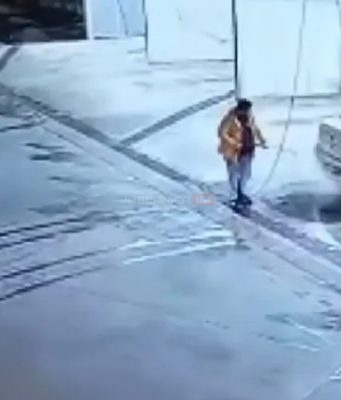 Nadzorna kamera snimila užas: Otac i dvije kćerke stradali u obrušavanju tla na autopraonicu(VIDEO)