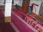 Mali Ahmed iz Novog Pazara dirnuo srca: Dao cijeli džeparac u sadaku dok je babo klanjao(VIDEO)