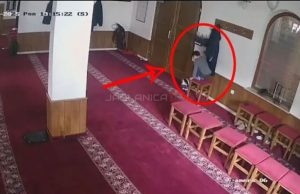 Mali Ahmed iz Novog Pazara dirnuo srca: Dao cijeli džeparac u sadaku dok je babo klanjao(VIDEO)