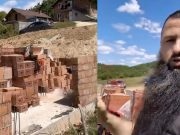 Ljudina Sead Bihorac uz dobre ljude gradi kuću komšiji Dragoslavu sa sedmero djece!