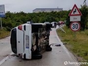 Saobraćajna nesreća u Hercegovini: Vozilo završilo prevrnutno na bok (FOTO)