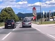 Pogledajte opasno preticanje: Vozač Tuarega izbjegao sudar za dlaku!(VIDEO)