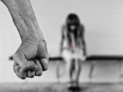 Sramotno: Muškarac (30) brutalno pretukao suprugu, pa je sa četvoro djece izbacio na ulicu