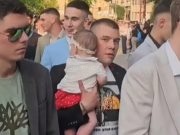 Mladić na maturu došao s bebom u naručju i svima istopio srca: “Svaka čast, momčino!”(VIDEO)