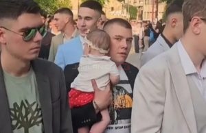 Mladić na maturu došao s bebom u naručju i svima istopio srca: “Svaka čast, momčino!”(VIDEO)