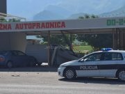 Saobraćajna nesreća u Hercegovini: Kombi se zabio u autopraonicu(FOTO)