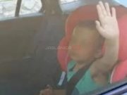 PRETUŽNO: Dječak (2) preminuo nakon što ga je otac zaboravio zaključanog u vrelom autu
