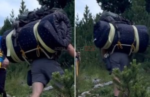 Poznati jablanički planinar snimljen s ogromnim teretom na leđima dok se uspinje ka planinarskoj kući Plasa(VIDEO)