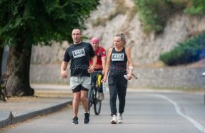 ŽELJA I VOLJA: Hrabri Emir Hondo istrčao Konjički noćni cener uz podršku svoje majke Amire