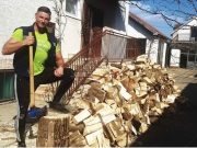 Dobri Viktor besplatno cijepa drva: Godinama pomaže komšijama i bolesnoj djeci
