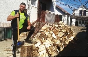 Dobri Viktor besplatno cijepa drva: Godinama pomaže komšijama i bolesnoj djeci