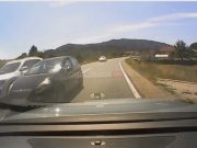 Jezive scene na M-17: Vozač preticao „u makazice“ i umalo izazvao tragediju, sve snimljeno auto kamerom(VIDEO)