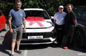 Predivna gesta: Vlasnici kultnog restorana kuharici poklonili automobil za 20 godina rada!(VIDEO)