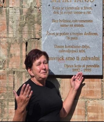 RATNA HEROINA Babica Šefika u ratu obavila 76 poroda, bebe koje je porodila danas je žele iznenaditi