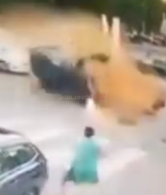 Teška saobraćajna nesreća: Žena za dlaku izbjegla smrt kao na filmu, auta potpuno uništena(VIDEO)