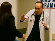 Napad u Domu Zdravlja Rama: Žena iz Sarajeva verbalno i fizički nasrnula na dežurnog liječnika, udarcem nogom oštetila vrata