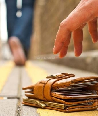 Neopreznost košta: Konjičanin izgubio novčanik pa ga pronašao ali bez novca i dokumenata