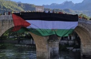 Konjic u bojama solidarnosti: Palestinska zastava prekrila Ćupriju pred brojnim građanima!(FOTO)