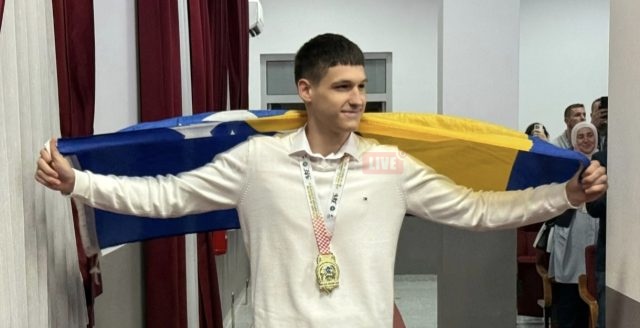 Screenshot_2025-10-20-08-23-26-062_com.miui.gallery-edit