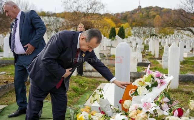 ivica-dacic-halid-beslic-cvijece-mezar-instagram-301025-1